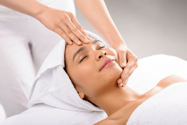 Masáž je jednou z metód omladenia pokožky tváre a tela